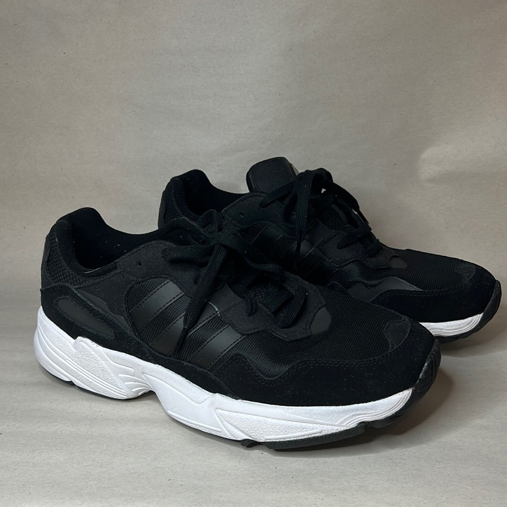 ADIDAS ORIGINALS MEN'S YUNG-96 CHASM SNEAKERS, CORE BLACK / WHITE suze 9…